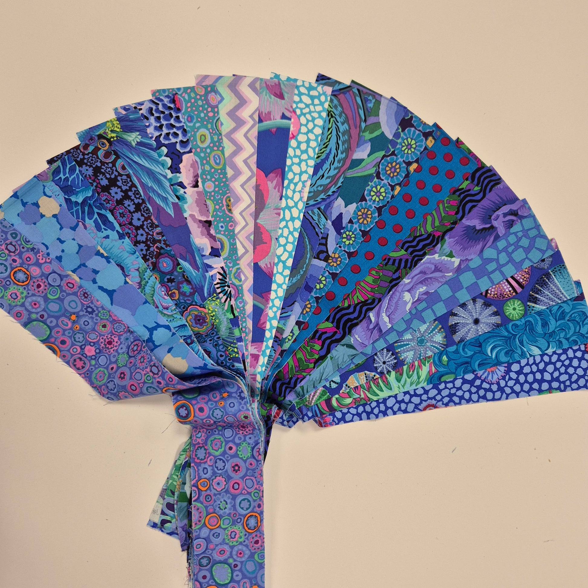 Kaffe Fassett 20 Streifen-Set / Jelly-Roll - Blau Stoff Quiltwerkstatt Dresden