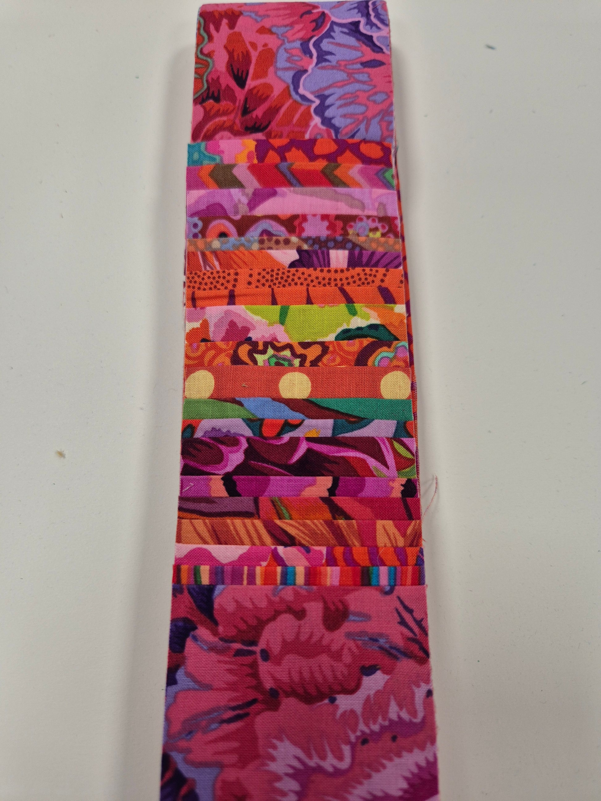 Kaffe Fassett 20 Streifen-Set / Jelly-Roll - Rot Stoff Quiltwerkstatt Dresden