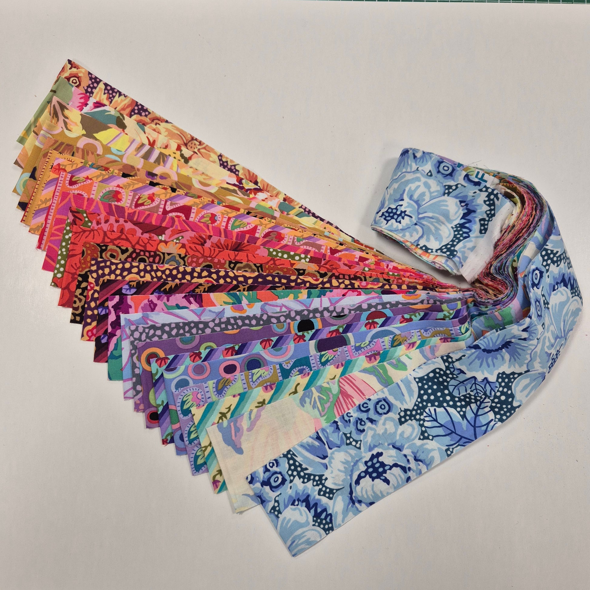 Kaffe Fassett 24 Streifen-Set / Jelly-Roll - From the Archives Stoff Quiltwerkstatt Dresden