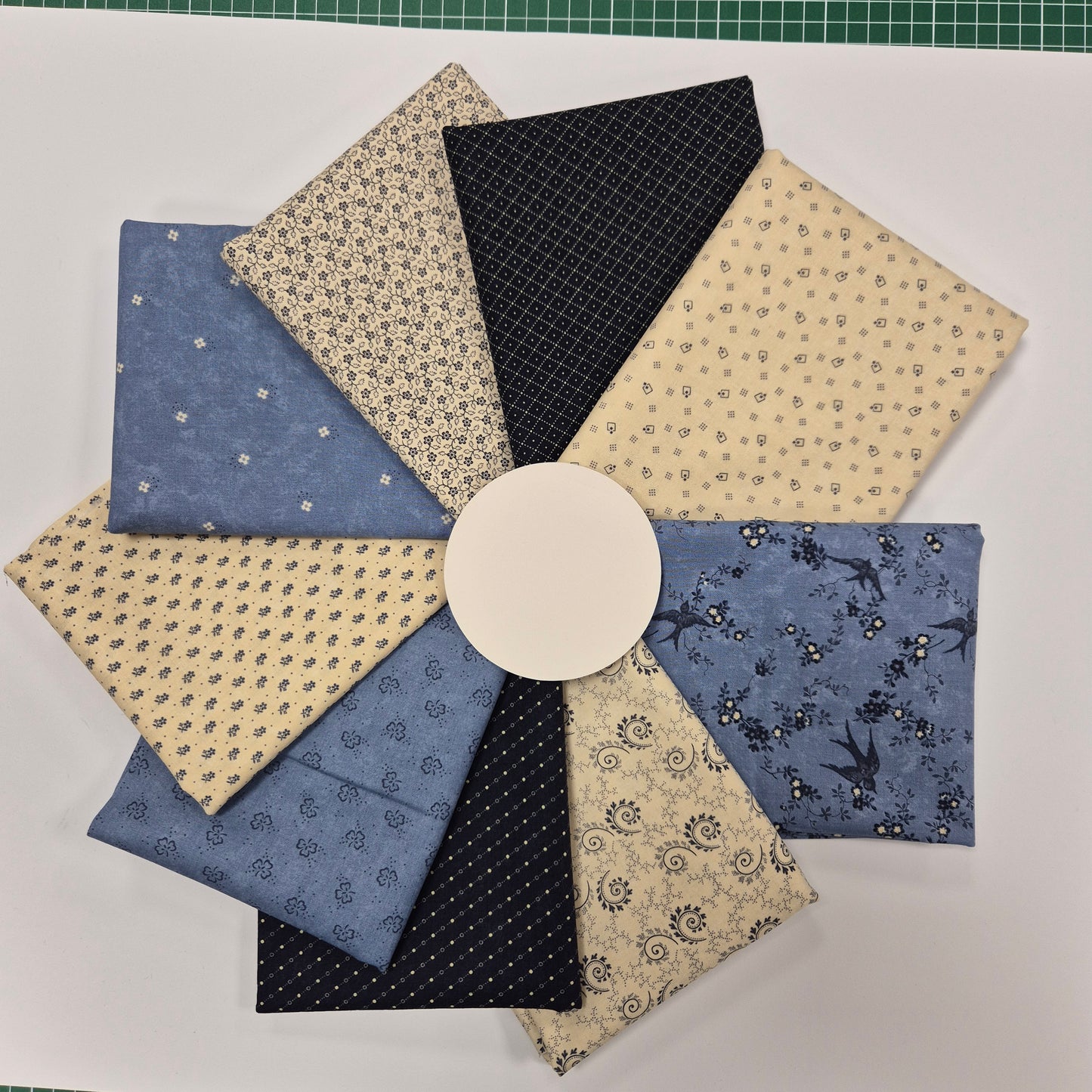 Bluebird´s Nest - 9 Fat-Quarter-Bundle - Kansas Trouble Quilters