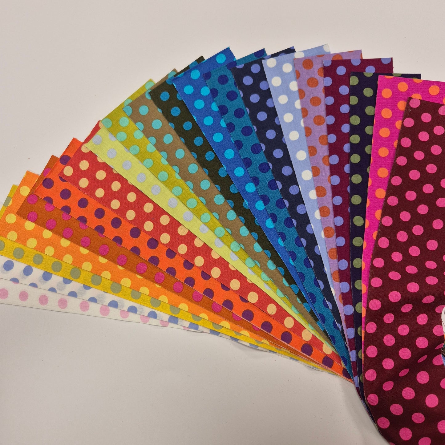 Kaffe Fassett 20 Streifen-Set (Jelly-Roll) - Spot - Punkte Stoff Quiltwerkstatt Dresden